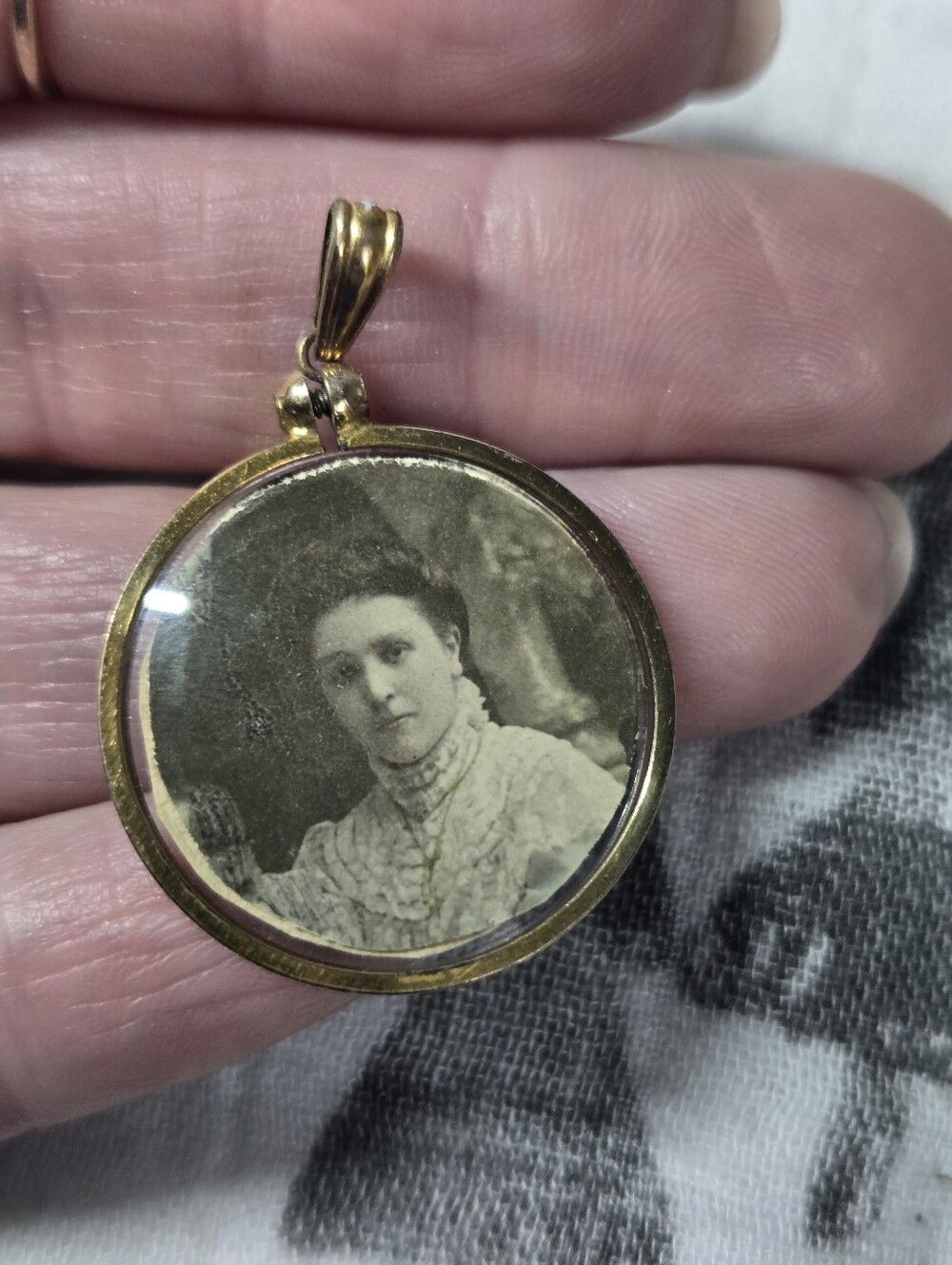 Vintage Gold Filled Round Photo Locket Pendant - Vintage Style